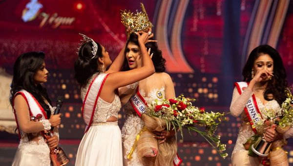 Reigning Mrs World Caroline Jurie, forcibly removes the Mrs Sri Lanka winner Pushpika De Silva's crown as Jurie declared that the winner was ineligible because she was divorced, during the Mrs Sri Lanka pageant, in Colombo, Sri Lanka April 4, 2021. Reigning Mrs World Caroline Jurie, forcibly removes the Mrs Sri Lanka winner Pushpika De Silva's crown as Jurie declared that the winner was ineligible because she was divorced, during the Mrs Sri Lanka pageant, in Colombo, Sri Lanka April 4, 2021. - Sputnik International