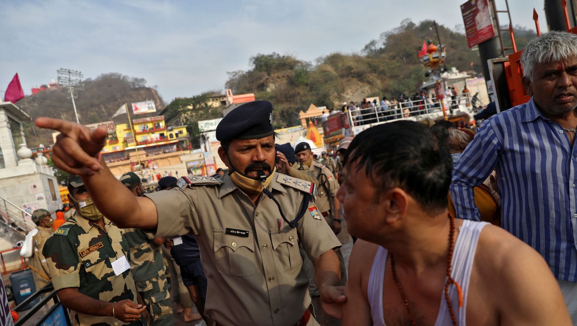 A police officer asks a devotee to leave after he took a holy dip in the waters of river Ganges during Kumbh Mela, or the Pitcher Festival, amidst the spread of the coronavirus disease (COVID-19), in Haridwar, India, April 12, 2021. A police officer asks a devotee to leave after he took a holy dip in the waters of river Ganges during Kumbh Mela, or the Pitcher Festival, amidst the spread of the coronavirus disease (COVID-19), in Haridwar, India, April 12, 2021. - Sputnik International, 1920, 21.04.2021