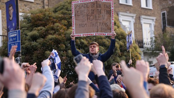 Soccer Football - Premier League - Chelsea v Brighton & Hove Albion - Stamford Bridge, London, Britain - 20 April 2021 Chelsea fans protest the planned European Super League outside the stadium before the match - Sputnik International