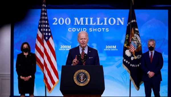 U.S. President Joe Biden is flanked by Vice President Kamala Harris and White House COVID-19 Response Coordinator Jeff Zients as he speaks about the status of coronavirus disease (COVID-19) vaccinations and his administration's ongoing pandemic response?in the Eisenhower Executive Office Building at the White House in Washington, U.S., April 21, 2021. - Sputnik International