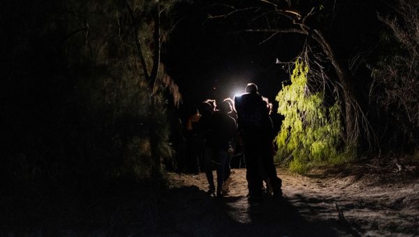 Asylum-seeking migrants' families make their way to the location where they turn themselves in to the U.S. Border Patrol after crossing the Rio Grande river into the United States from Mexico in Roma, Texas, U.S., April 20, 2021 - Sputnik International