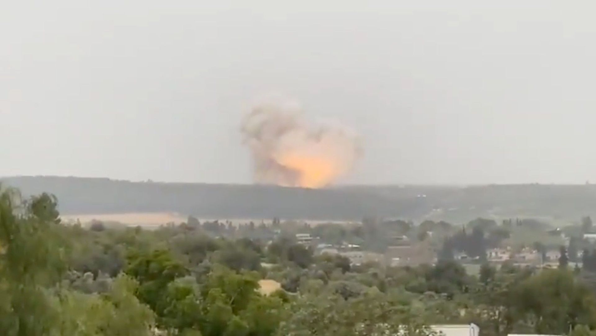 Screenshot captures the exact moment that an explosion erupted near the Israeli town of Ramle. It has since been revealed that the incident was part of a controlled test being conducted by Tomer, an Israeli state-owned defense firm. Screenshot captures the exact moment that an explosion erupted near the Israeli town of Ramle. It has since been revealed that the incident was part of a controlled test being conducted by Tomer, an Israeli state-owned defense firm. - Sputnik International, 1920, 21.04.2021