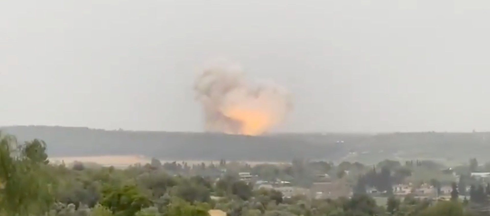 Screenshot captures the exact moment that an explosion erupted near the Israeli town of Ramle. It has since been revealed that the incident was part of a controlled test being conducted by Tomer, an Israeli state-owned defense firm. Screenshot captures the exact moment that an explosion erupted near the Israeli town of Ramle. It has since been revealed that the incident was part of a controlled test being conducted by Tomer, an Israeli state-owned defense firm. - Sputnik International, 1920, 06.05.2021