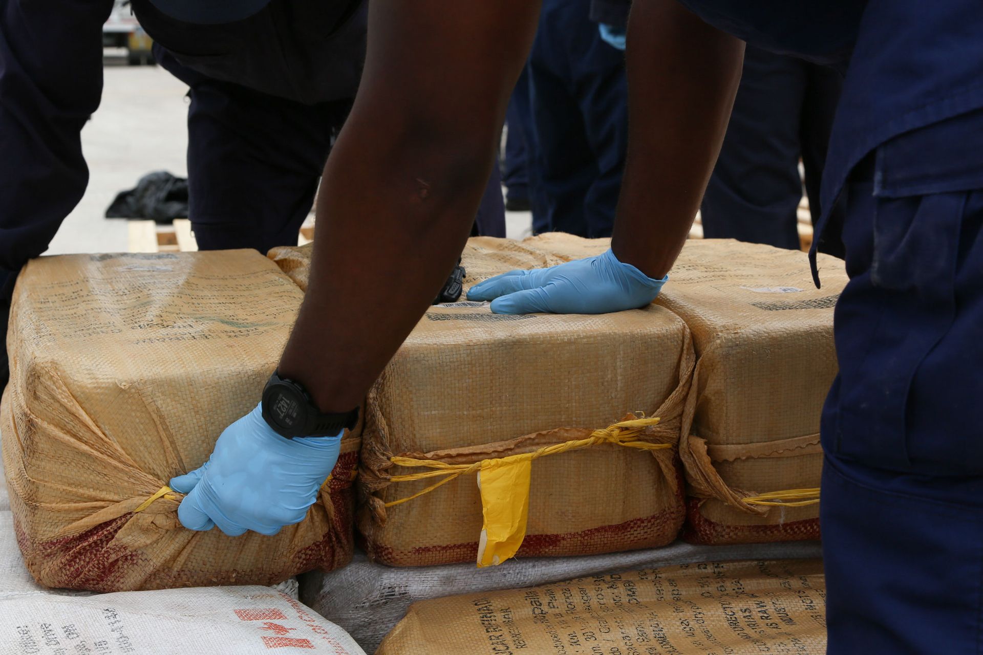 Video: US Coast Guard Vessel Offloads Nearly $95 Million of Cocaine in Miami, Florida  - Sputnik International, 1920, 22.04.2021
