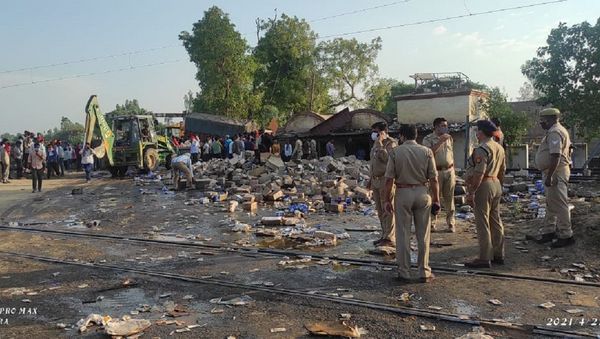 Atleast five dead after a collision of a passenger train with a truck and a bike at Katra railway crossing on Delhi-Lucknow National Highway in Shahjahanpur - Sputnik International