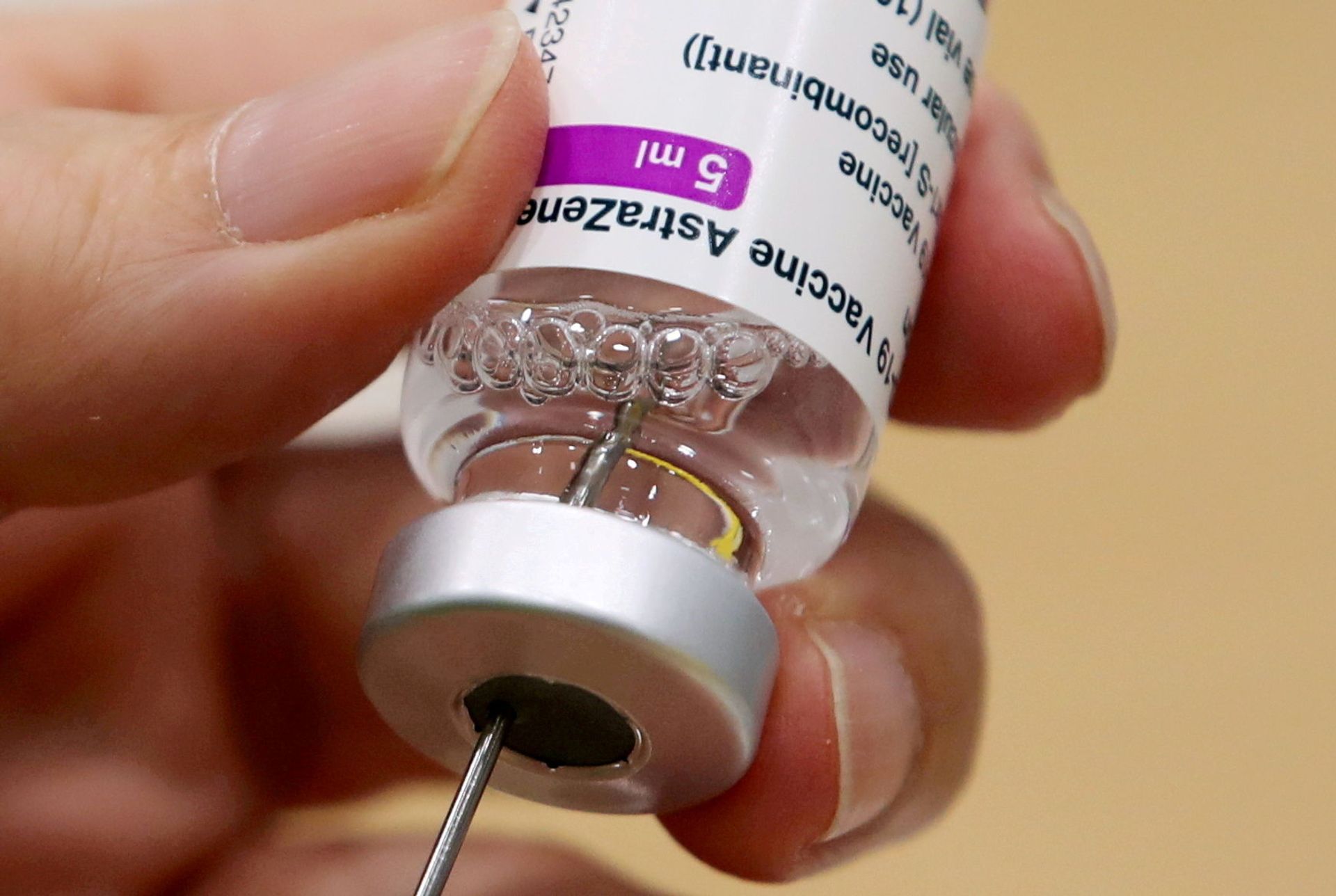 A medical worker prepares a dose of Oxford/AstraZeneca's COVID-19 vaccine at a vaccination centre in Antwerp, Belgium March 18, 2021 - Sputnik International, 1920, 14.02.2022
