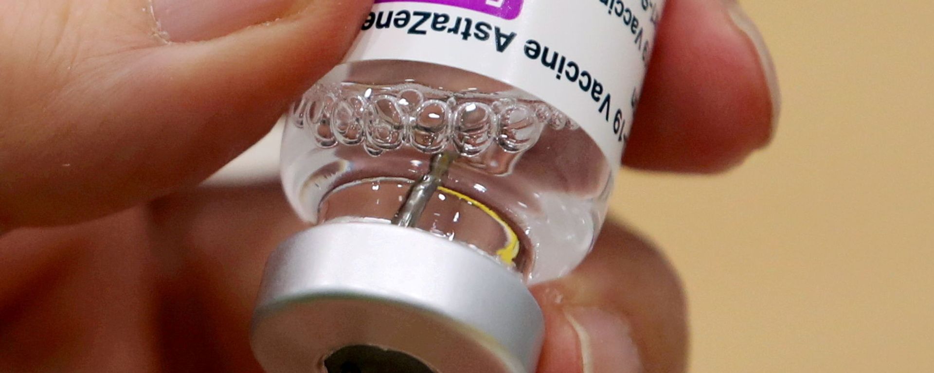 A medical worker prepares a dose of Oxford/AstraZeneca's COVID-19 vaccine at a vaccination centre in Antwerp, Belgium, 18 March 2021 - Sputnik International, 1920, 23.04.2021