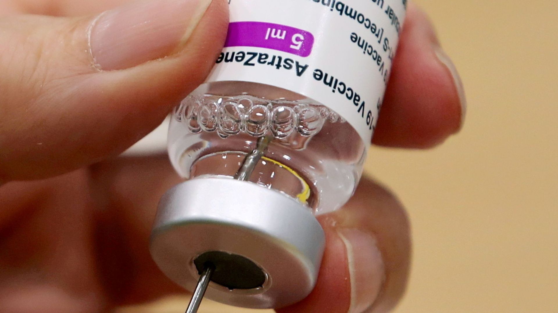 A medical worker prepares a dose of Oxford/AstraZeneca's COVID-19 vaccine at a vaccination centre in Antwerp, Belgium, 18 March 2021 A medical worker prepares a dose of Oxford/AstraZeneca's COVID-19 vaccine at a vaccination centre in Antwerp, Belgium, 18 March 2021 - Sputnik International, 1920, 23.04.2021