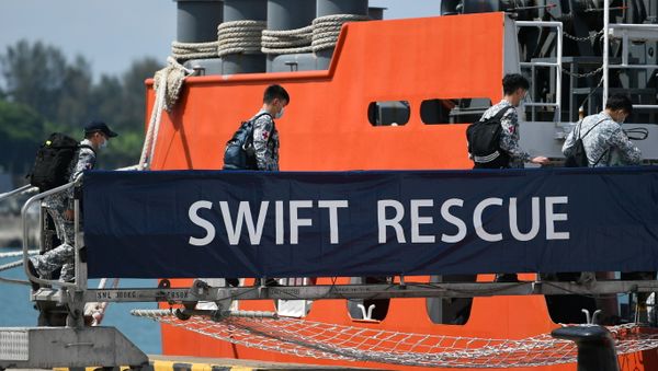Officers board Singapore Navy's MV Swift Rescue ahead of rescue efforts for Indonesia's missing submarine KRI Nanggala-402, in Singapore April 21, 2021, in this image obtained from social media.  - Sputnik International
