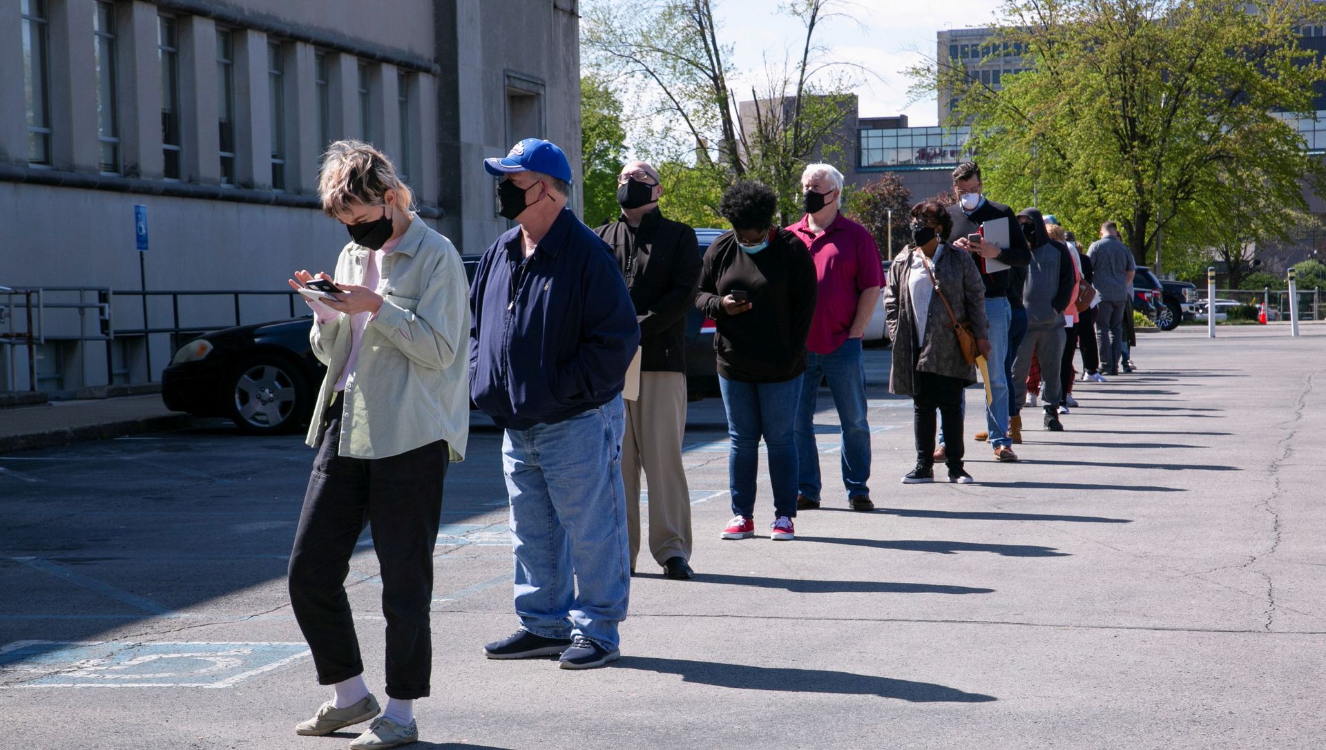 People line up outside a newly reopened career center for in-person appointments in Louisville, U.S., April 15, 2021 People line up outside a newly reopened career center for in-person appointments in Louisville, U.S., April 15, 2021 - Sputnik International, 1920, 22.04.2021