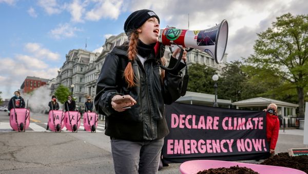 Extinction Rebellion dumps cow manure at entrance to White House on Earth Day - Sputnik International