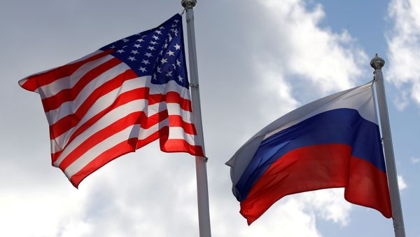 Russian and U.S. state flags fly near a factory in Vsevolozhsk, Leningrad Region, Russia March 27, 2019 - Sputnik International