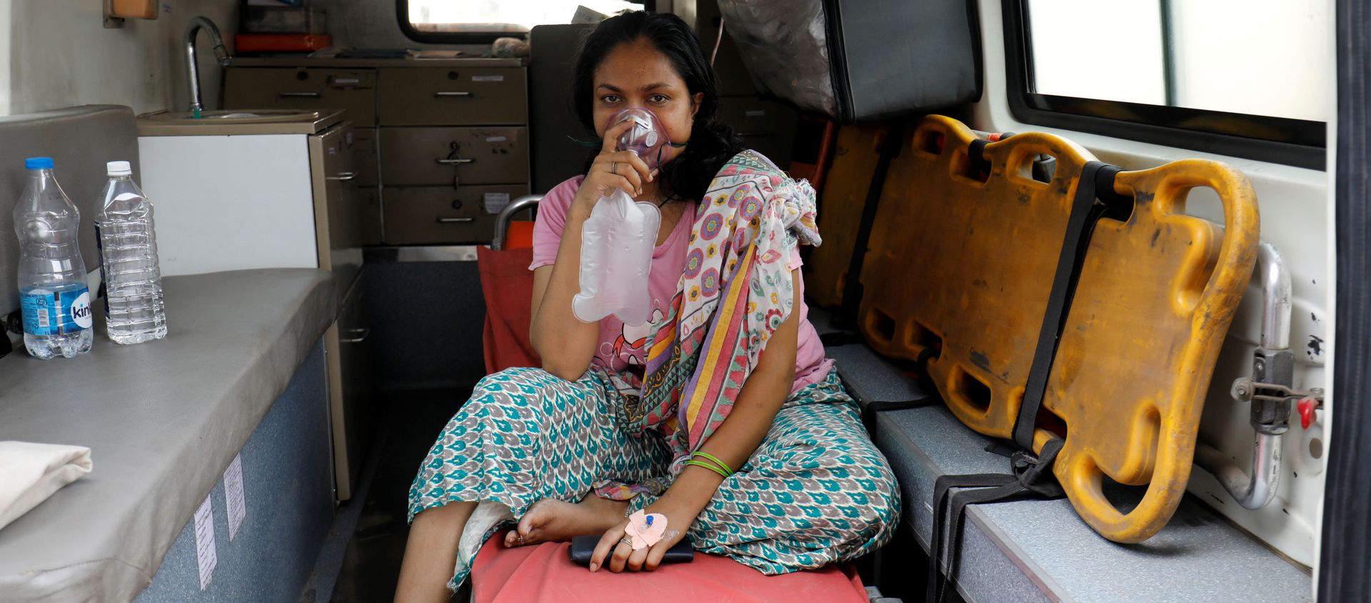 A patient with breathing problems wears an oxygen mask as she waits inside an ambulance in a queue to enter a COVID-19 hospital, amidst the coronavirus disease pandemic, Ahmedabad, India, April 14, 2021 A patient with breathing problems wears an oxygen mask as she waits inside an ambulance in a queue to enter a COVID-19 hospital, amidst the coronavirus disease pandemic, Ahmedabad, India, April 14, 2021 - Sputnik International, 1920, 24.04.2021