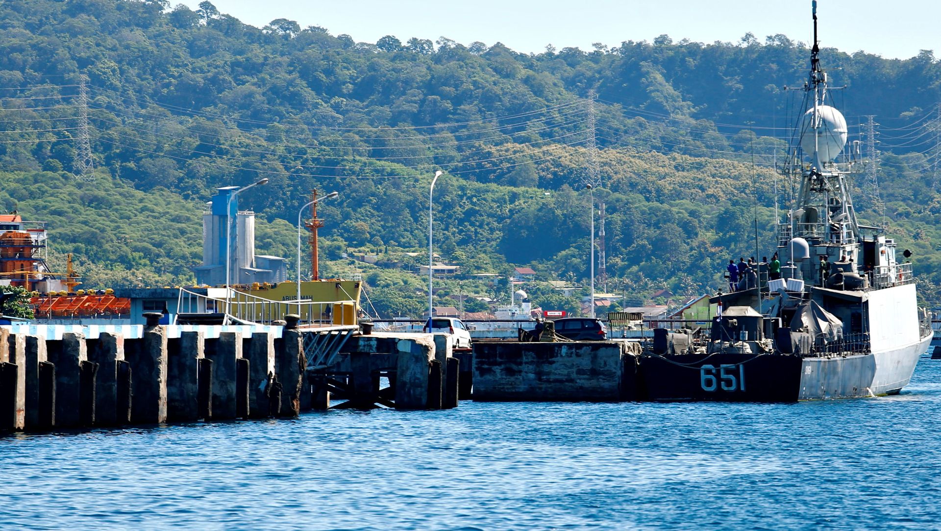 An Indonesian Navy ship is seen at the Navy Base port, as the search continues for the missing KRI Nanggala-402 submarine, in Banyuwangi, East Java Province Indonesia, April 23, 2021. REUTERS/Ajeng Dinar Ulfiana An Indonesian Navy ship is seen at the Navy Base port, as the search continues for the missing KRI Nanggala-402 submarine, in Banyuwangi, East Java Province Indonesia, April 23, 2021. REUTERS/Ajeng Dinar Ulfiana - Sputnik International, 1920, 24.04.2021