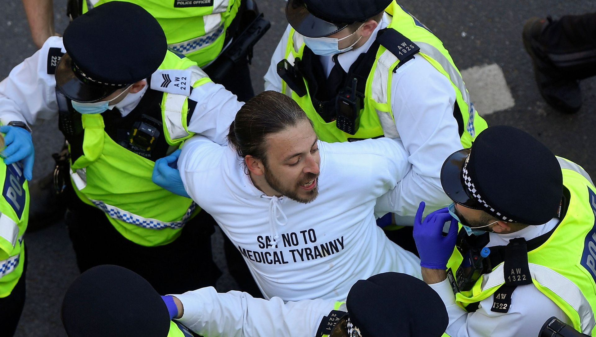 Police detain a demonstrator during an anti-lockdown 'Unite for Freedom' protest, amid the spread of the coronavirus disease (COVID-19), in London, Britain, April 24, 2021. Police detain a demonstrator during an anti-lockdown 'Unite for Freedom' protest, amid the spread of the coronavirus disease (COVID-19), in London, Britain, April 24, 2021. - Sputnik International, 1920, 27.04.2021