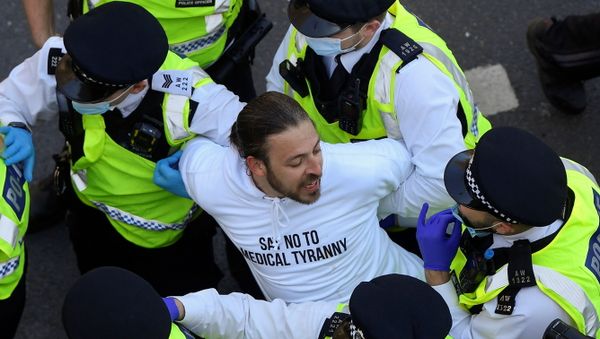 Police detain a demonstrator during an anti-lockdown 'Unite for Freedom' protest, amid the spread of the coronavirus disease (COVID-19), in London, Britain, April 24, 2021. - Sputnik International