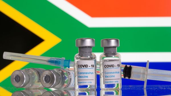 FILE PHOTO: Vials labelled COVID-19 Coronavirus Vaccine and sryinge are seen in front of displayed South Africa flag in this illustration - Sputnik International