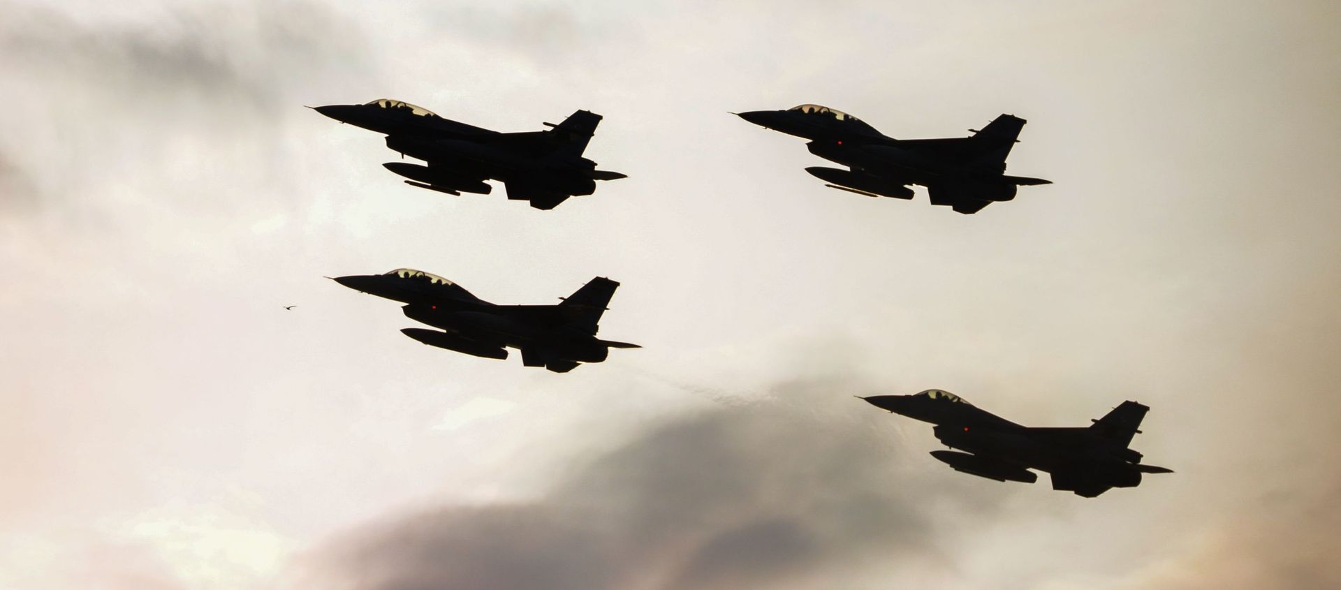 F-16 fighters of the Turkish and Polish air forces perform stunts during demonstration flights of aerobatic teams at the NATO summit in Warsaw. F-16 fighters of the Turkish and Polish air forces perform stunts during demonstration flights of aerobatic teams at the NATO summit in Warsaw. - Sputnik International, 1920, 29.04.2021
