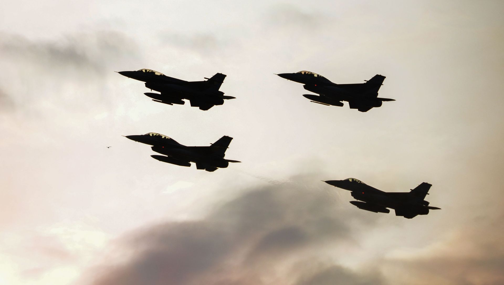 F-16 fighters of the Turkish and Polish air forces perform stunts during demonstration flights of aerobatic teams at the NATO summit in Warsaw. F-16 fighters of the Turkish and Polish air forces perform stunts during demonstration flights of aerobatic teams at the NATO summit in Warsaw. - Sputnik International, 1920, 29.04.2021