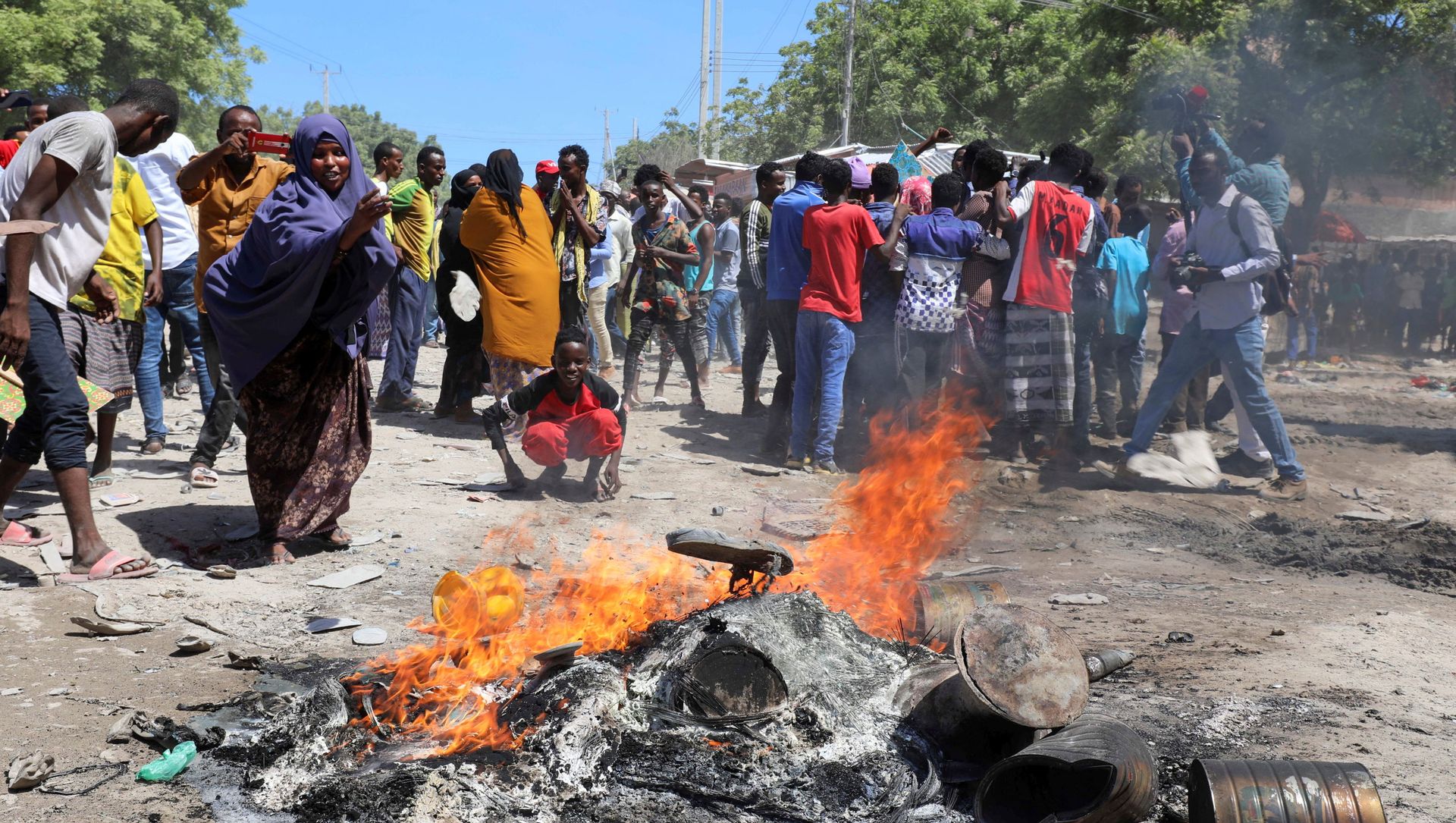 Protesters burn campaign pictures of Somalia's President Mohamed Abdullahi Mohamed on the streets of Yaqshid district of Mogadishu, Somalia 25 April 2021. Protesters burn campaign pictures of Somalia's President Mohamed Abdullahi Mohamed on the streets of Yaqshid district of Mogadishu, Somalia 25 April 2021. - Sputnik International, 1920, 25.04.2021