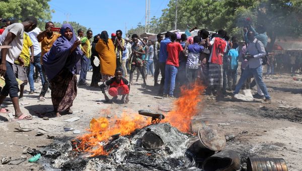 Protesters burn campaign pictures of Somalia's President Mohamed Abdullahi Mohamed on the streets of Yaqshid district of Mogadishu, Somalia 25 April 2021. - Sputnik International