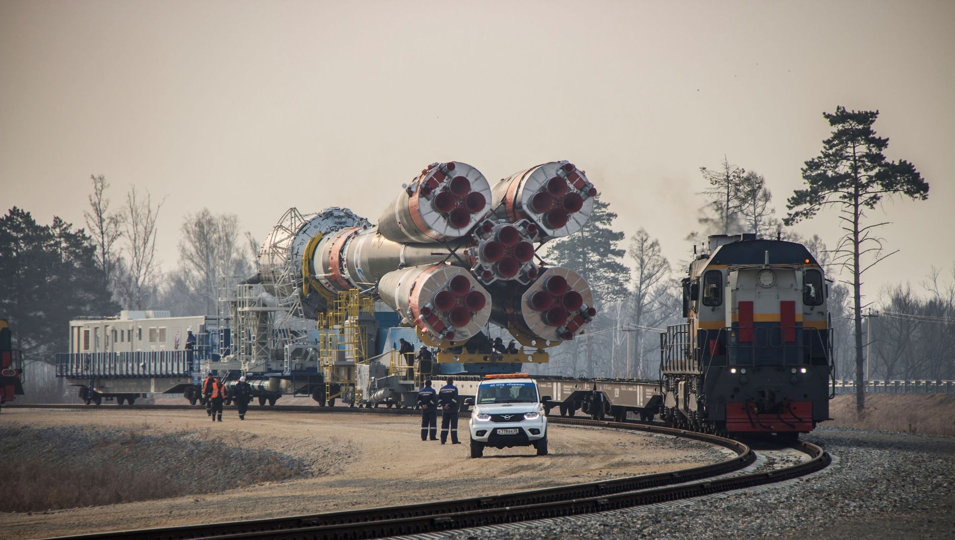 A Soyuz-2.1b rocket booster with a Fregat upper stage and satellites of British firm OneWeb is transported from a technical facility to a launch pad at the Vostochny Cosmodrome in Amur Region, Russia April 22, 2021. A Soyuz-2.1b rocket booster with a Fregat upper stage and satellites of British firm OneWeb is transported from a technical facility to a launch pad at the Vostochny Cosmodrome in Amur Region, Russia April 22, 2021. - Sputnik International, 1920, 28.05.2021