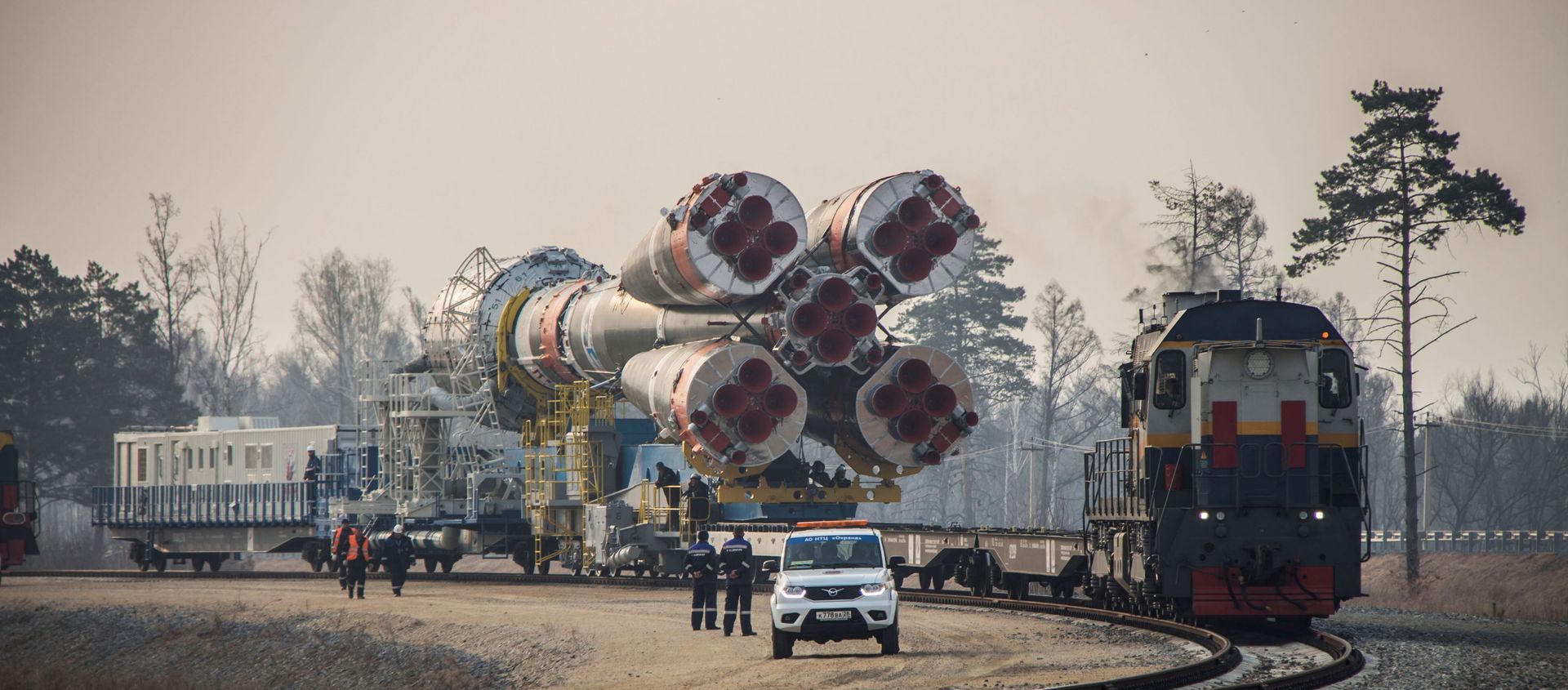 A Soyuz-2.1b rocket booster with a Fregat upper stage and satellites of British firm OneWeb is transported from a technical facility to a launch pad at the Vostochny Cosmodrome in Amur Region, Russia April 22, 2021. A Soyuz-2.1b rocket booster with a Fregat upper stage and satellites of British firm OneWeb is transported from a technical facility to a launch pad at the Vostochny Cosmodrome in Amur Region, Russia April 22, 2021. - Sputnik International, 1920, 31.07.2021