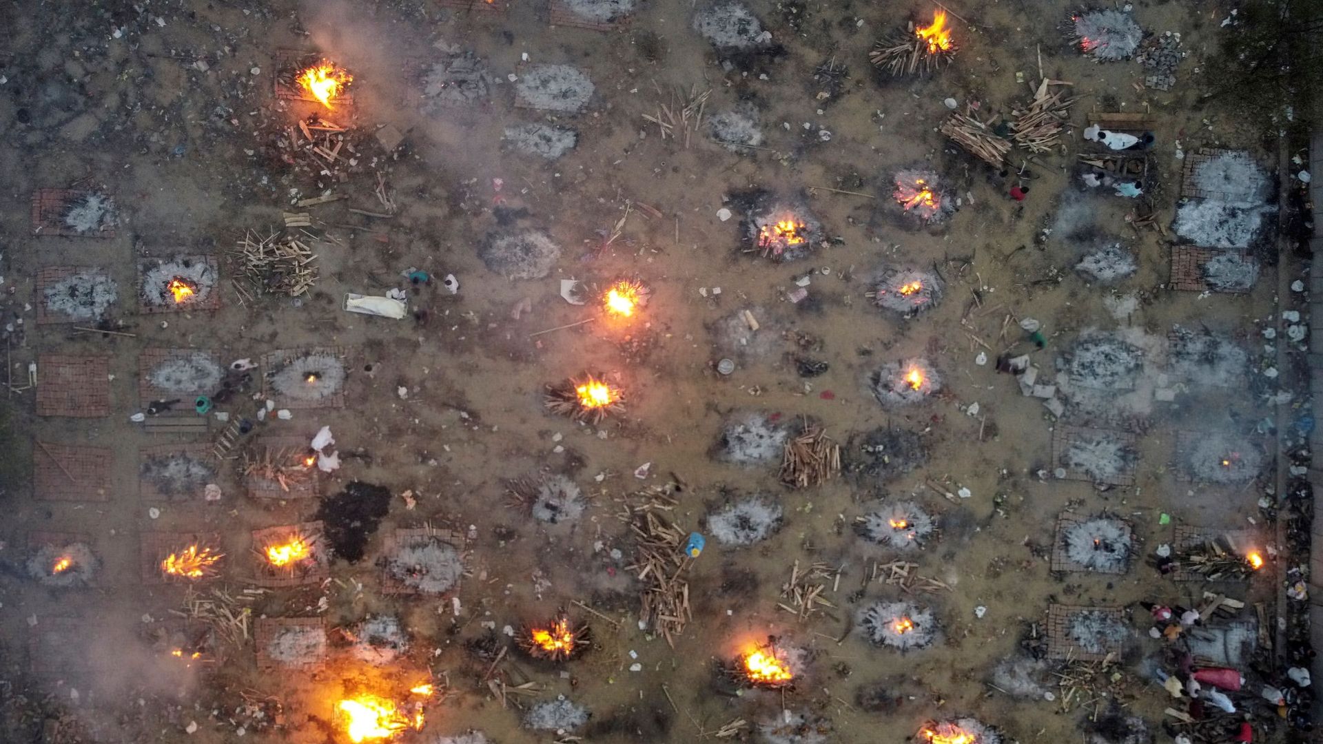 A mass cremation of victims who died due to the coronavirus disease (COVID-19), is seen at a crematorium ground in New Delhi, India, April 22, 2021 A mass cremation of victims who died due to the coronavirus disease (COVID-19), is seen at a crematorium ground in New Delhi, India, April 22, 2021 - Sputnik International, 1920, 23.05.2021