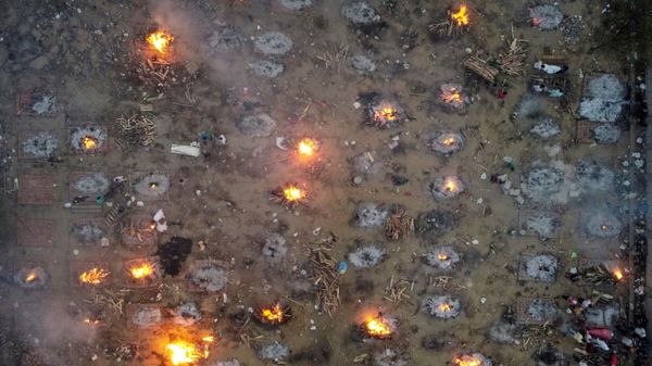 A mass cremation of victims who died due to the coronavirus disease (COVID-19), is seen at a crematorium ground in New Delhi, India, April 22, 2021 - Sputnik International