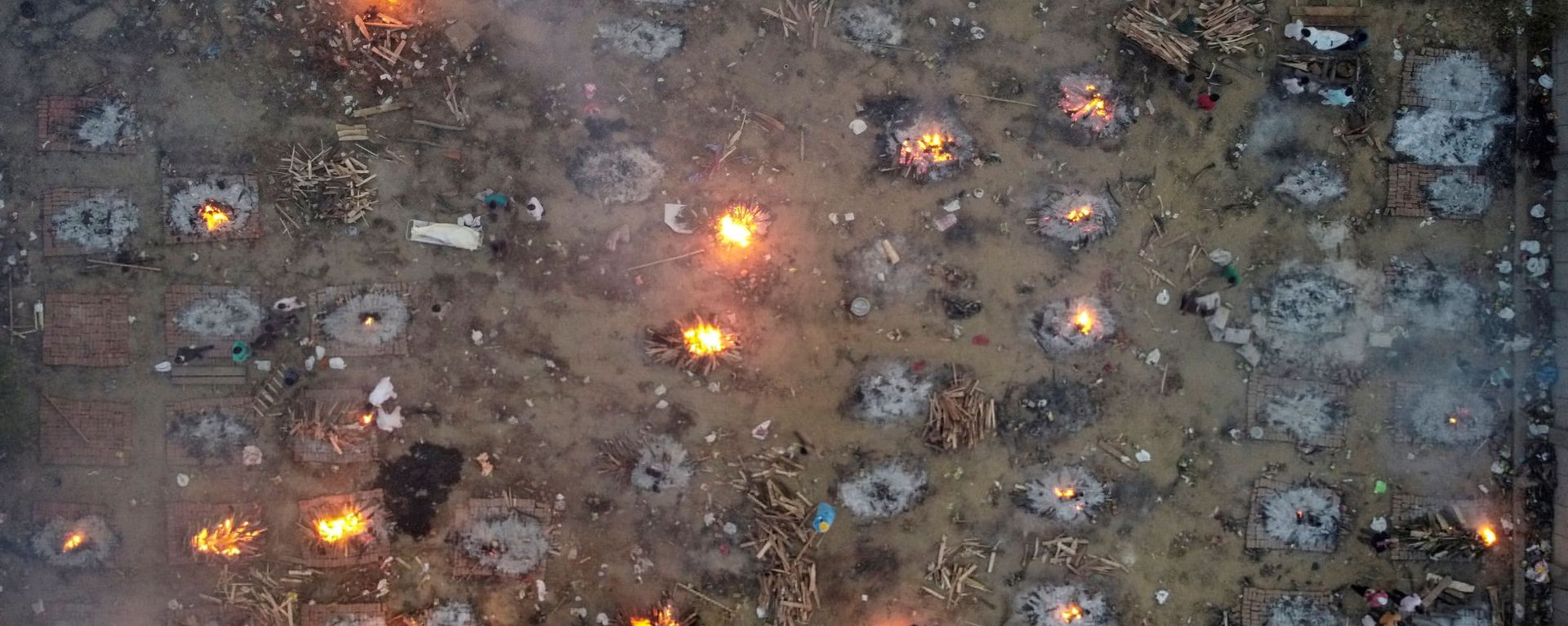 A mass cremation of victims who died due to the coronavirus disease (COVID-19), is seen at a crematorium ground in New Delhi, India, April 22, 2021 - Sputnik International, 1920, 23.05.2021