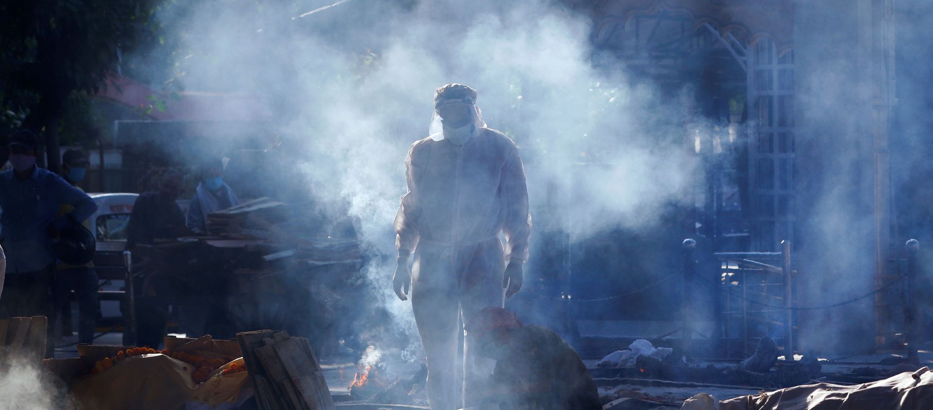 A family member wearing personal protective equipment (PPE) stands next to a body of a person, who died from the coronavirus disease (COVID-19), before their cremation, at a crematorium in New Delhi, India April 24, 2021 A family member wearing personal protective equipment (PPE) stands next to a body of a person, who died from the coronavirus disease (COVID-19), before their cremation, at a crematorium in New Delhi, India April 24, 2021 - Sputnik International, 1920, 27.04.2021
