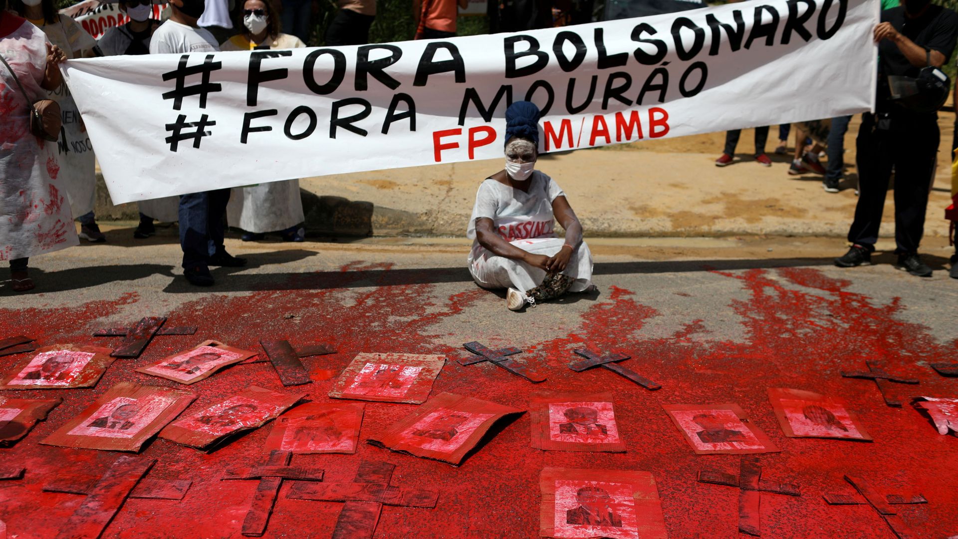A demonstrator protests against Brazil's President Jair Bolsonaro and his handling of the coronavirus outbreak. A demonstrator protests against Brazil's President Jair Bolsonaro and his handling of the coronavirus outbreak. - Sputnik International, 1920, 26.04.2021
