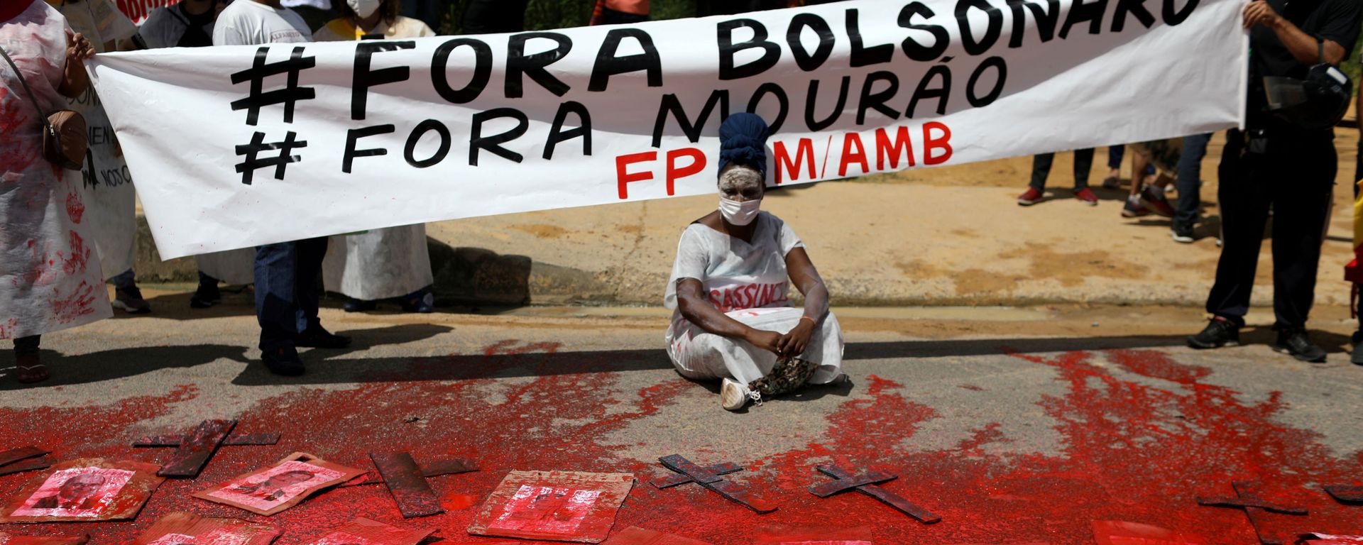 A demonstrator protests against Brazil's President Jair Bolsonaro and his handling of the coronavirus outbreak. A demonstrator protests against Brazil's President Jair Bolsonaro and his handling of the coronavirus outbreak. - Sputnik International, 1920, 26.04.2021