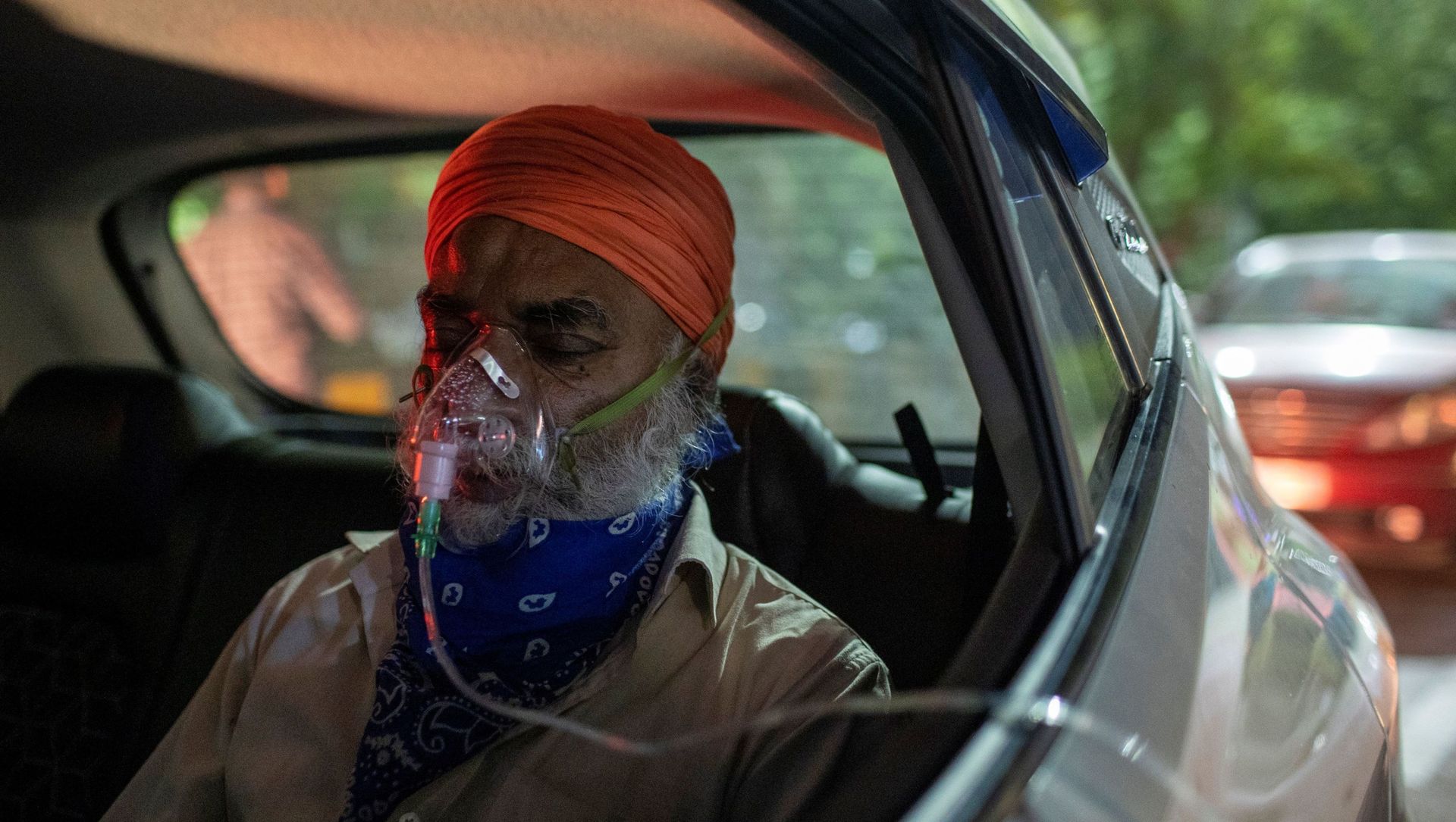 A man with a breathing problem receives oxygen support for free inside his car at a Gurudwara (Sikh temple), amidst the spread of coronavirus disease (COVID-19), in Ghaziabad, India, April 24, 2021. A man with a breathing problem receives oxygen support for free inside his car at a Gurudwara (Sikh temple), amidst the spread of coronavirus disease (COVID-19), in Ghaziabad, India, April 24, 2021. - Sputnik International, 1920, 26.04.2021