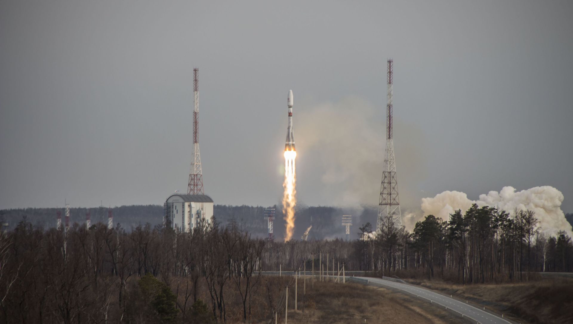 In this handout photo released by Russian Space Agency Roscosmos, the Soyuz-2.1b rocket booster with the Fregat upper stage and 36 UK OneWeb communications satellites blasts off from the Vostochny Cosmodrome, Amur region, Russia In this handout photo released by Russian Space Agency Roscosmos, the Soyuz-2.1b rocket booster with the Fregat upper stage and 36 UK OneWeb communications satellites blasts off from the Vostochny Cosmodrome, Amur region, Russia - Sputnik International, 1920, 22.05.2021