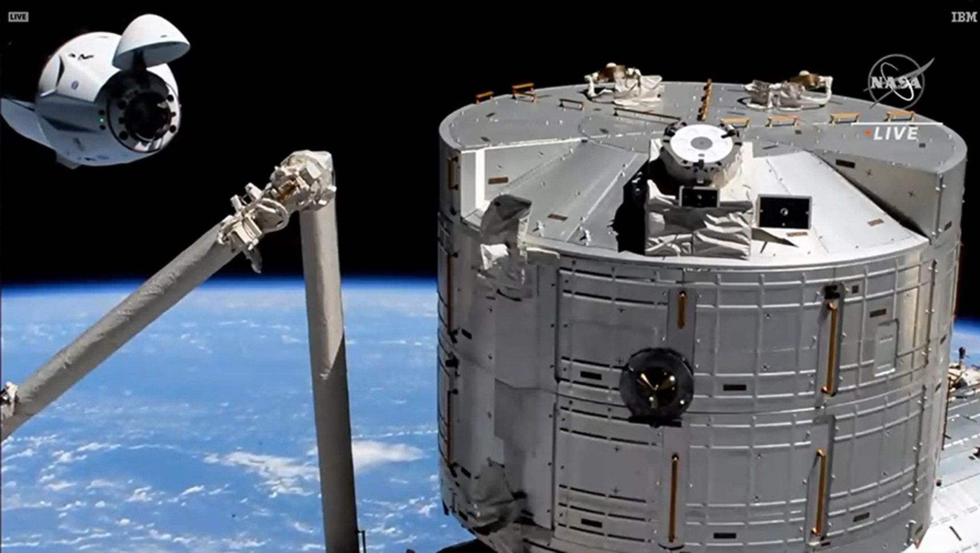 The SpaceX Crew Dragon approaches its space station docking port with the Kibo laboratory module in the foreground. The SpaceX Crew Dragon approaches its space station docking port with the Kibo laboratory module in the foreground. - Sputnik International, 1920, 01.05.2021