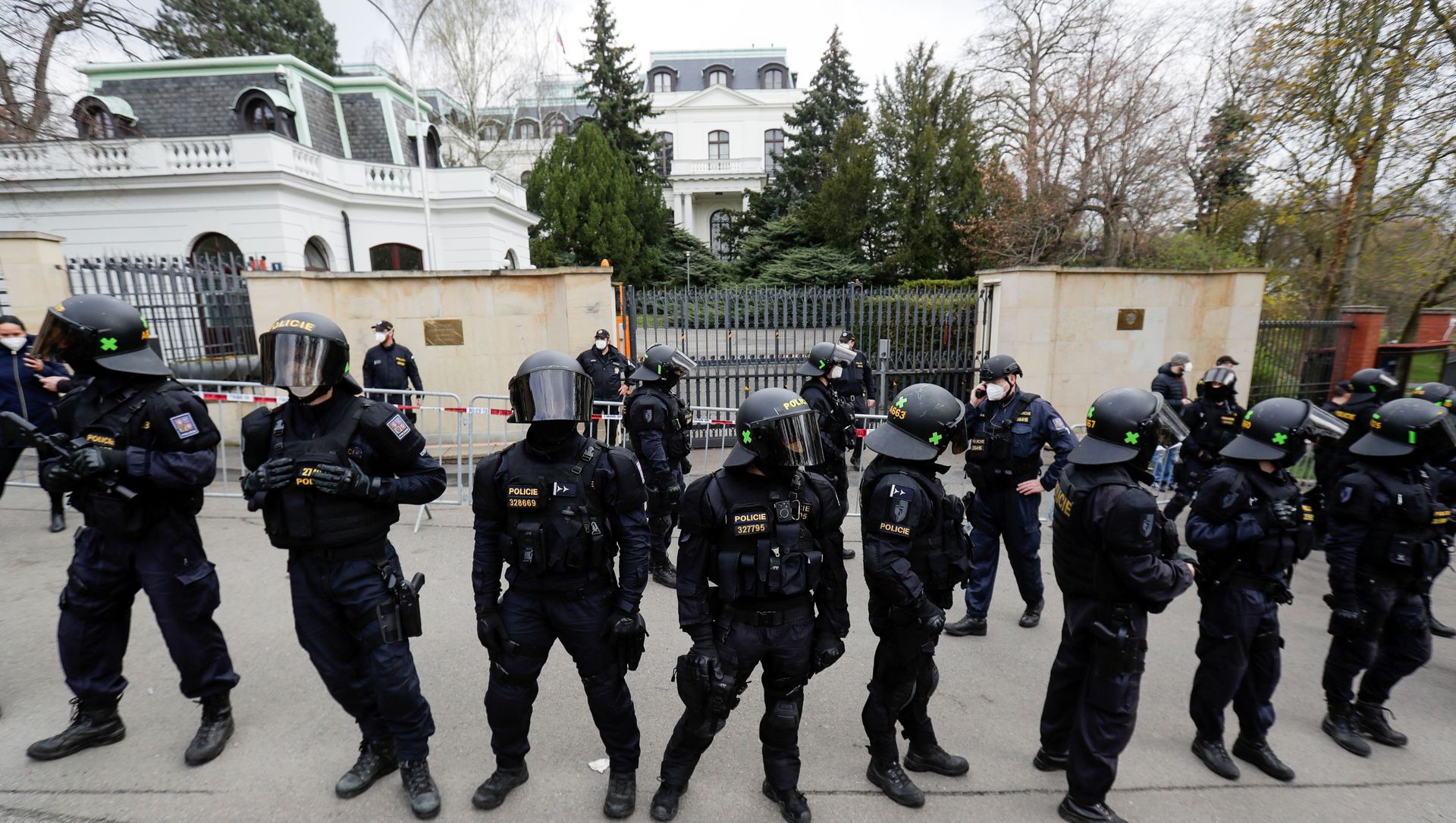 Police officers stand outside the Russian Embassy during a protest over Russian intelligence services alleged involvement in an ammunition depot explosion in Vrbetice area in 2014, in Prague, Czech Republic April 18, 2021. Police officers stand outside the Russian Embassy during a protest over Russian intelligence services alleged involvement in an ammunition depot explosion in Vrbetice area in 2014, in Prague, Czech Republic April 18, 2021. - Sputnik International, 1920, 02.05.2021