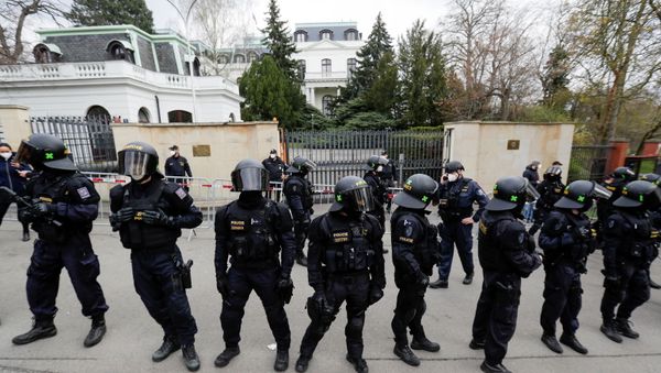 Police officers stand outside the Russian Embassy during a protest over Russian intelligence services alleged involvement in an ammunition depot explosion in Vrbetice area in 2014, in Prague, Czech Republic April 18, 2021. Police officers stand outside the Russian Embassy during a protest over Russian intelligence services alleged involvement in an ammunition depot explosion in Vrbetice area in 2014, in Prague, Czech Republic April 18, 2021. - Sputnik International