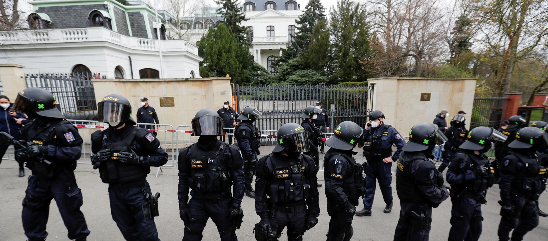 Police officers stand outside the Russian Embassy during a protest over Russian intelligence services alleged involvement in an ammunition depot explosion in Vrbetice area in 2014, in Prague, Czech Republic April 18, 2021. Police officers stand outside the Russian Embassy during a protest over Russian intelligence services alleged involvement in an ammunition depot explosion in Vrbetice area in 2014, in Prague, Czech Republic April 18, 2021. - Sputnik International, 1920, 02.05.2021