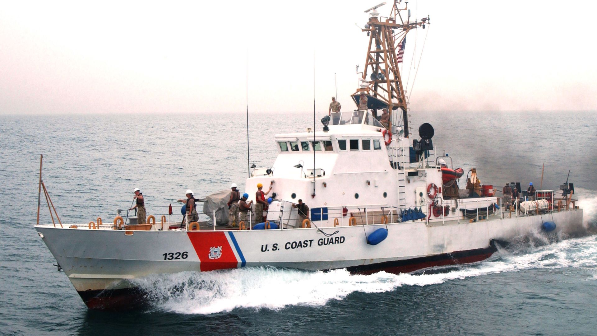 Coast Guardsmen aboard U.S Coast Guard Cutter Monomoy (WPB 1326) wave good-bye to the guided missile cruiser USS Antietam (CG 74) after the first underway fuel replenishment (UNREP) between a U.S. Navy cruiser and a U.S. Coast Guard Cutter. Coast Guardsmen aboard U.S Coast Guard Cutter Monomoy (WPB 1326) wave good-bye to the guided missile cruiser USS Antietam (CG 74) after the first underway fuel replenishment (UNREP) between a U.S. Navy cruiser and a U.S. Coast Guard Cutter. - Sputnik International, 1920, 26.04.2021