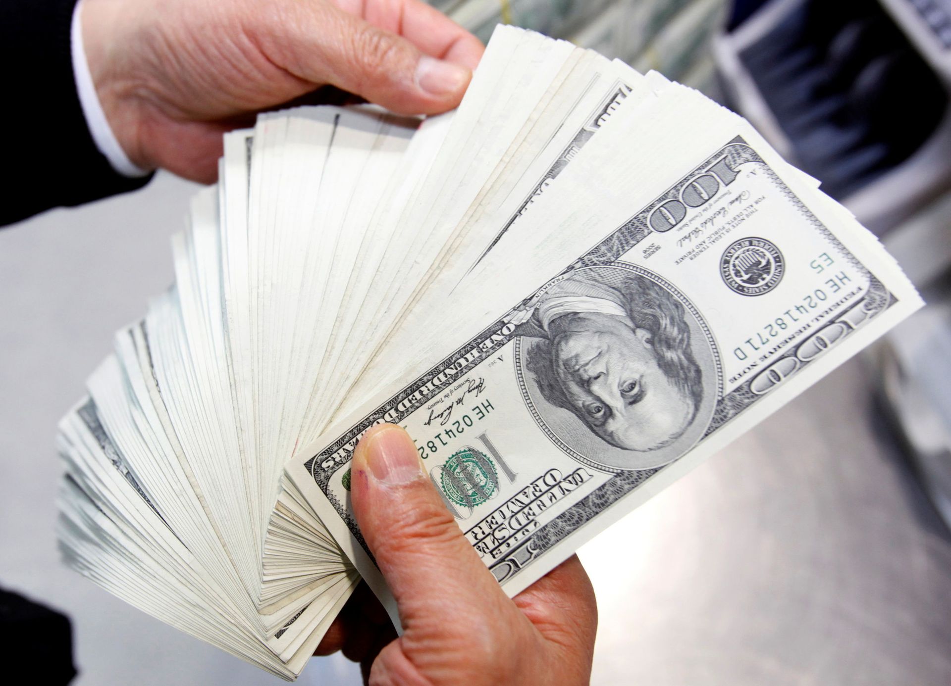 An employee of the Korea Exchange Bank counts one hundred U.S. dollar notes during a photo opportunity at the bank's headquarters in Seoul April 28, 2010 An employee of the Korea Exchange Bank counts one hundred U.S. dollar notes during a photo opportunity at the bank's headquarters in Seoul April 28, 2010 - Sputnik International, 1920, 06.10.2021