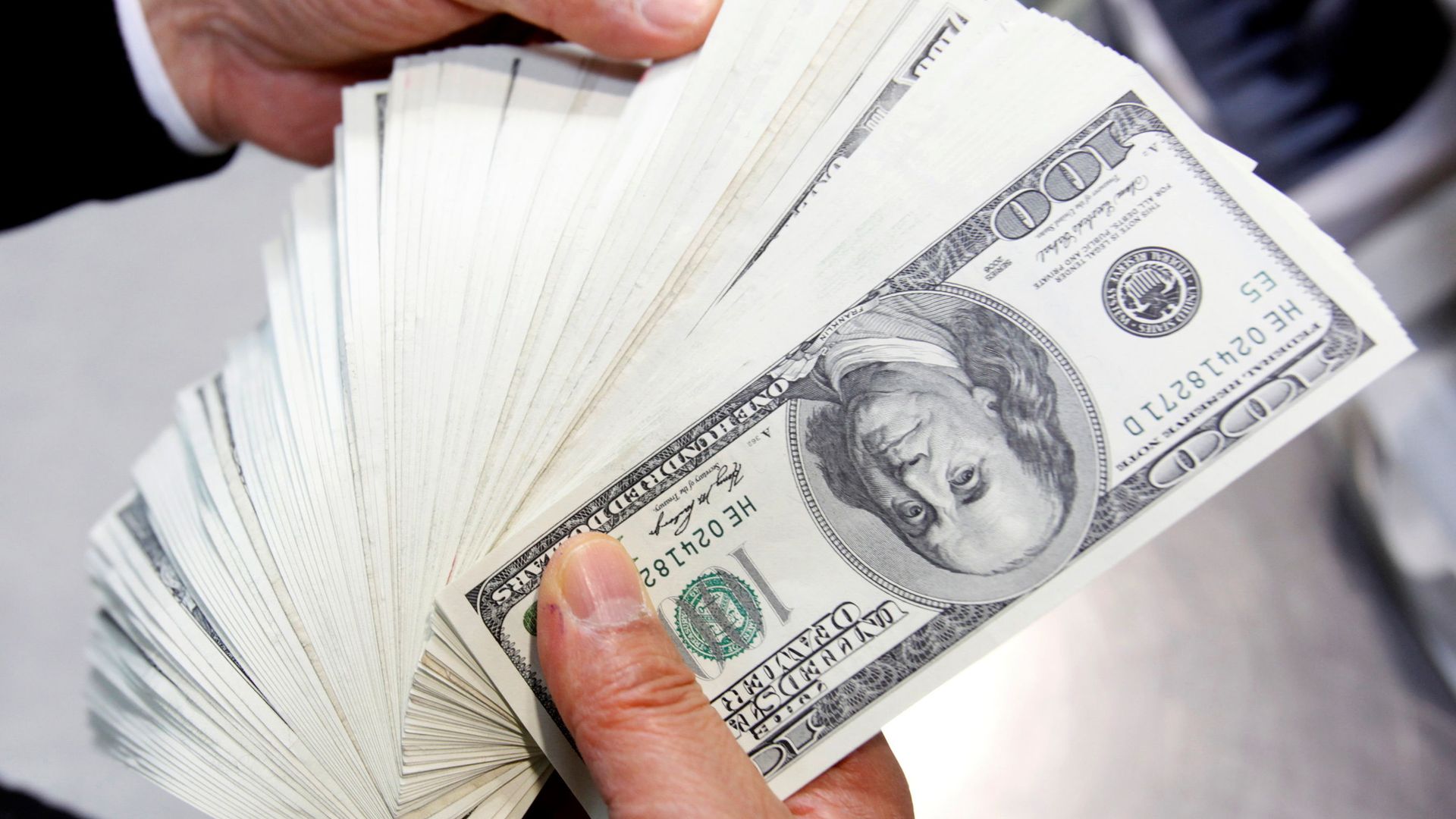 An employee of the Korea Exchange Bank counts one hundred U.S. dollar notes during a photo opportunity at the bank's headquarters in Seoul April 28, 2010 An employee of the Korea Exchange Bank counts one hundred U.S. dollar notes during a photo opportunity at the bank's headquarters in Seoul April 28, 2010 - Sputnik International, 1920, 27.04.2021