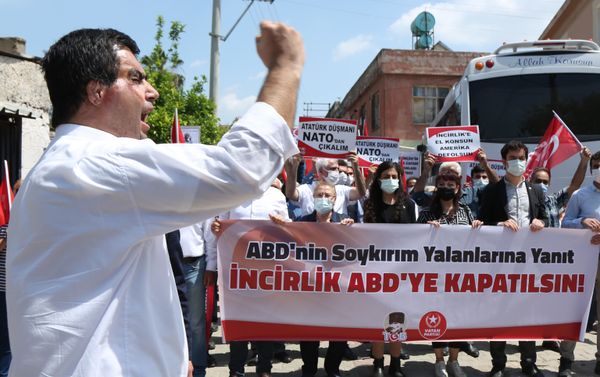 People protest outside Incirlik Air Base in Turkey, demanding to expel US troops stationed in it - Sputnik International