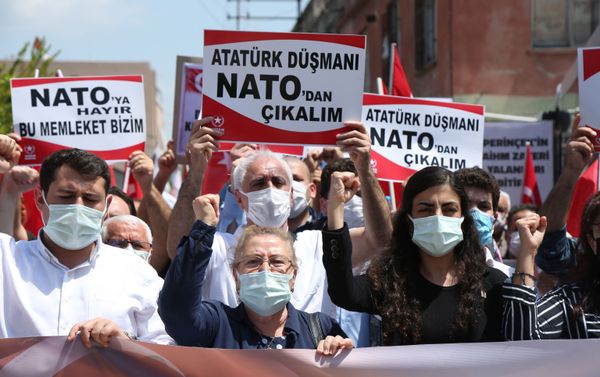 People protest outside Incirlik Air Base in Turkey, demanding to expel US troops stationed in it - Sputnik International