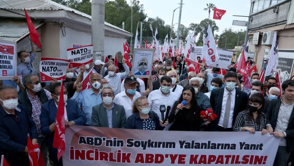 People protest outside Incirlik Air Base in Turkey, demanding to expel US troops stationed in it - Sputnik International