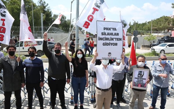 People protest outside Incirlik Air Base in Turkey, demanding to expel US troops stationed in it - Sputnik International