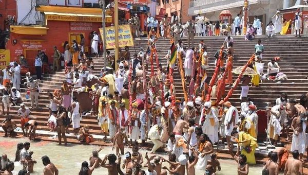 Hundreds of Hindu devotees converged at the “Har Ki Pauri”, the main river bank of the Ganges, in India's Haridwar city on Tuesday - Sputnik International