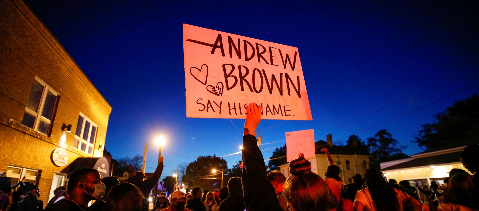 Protesters march in the evening after family members were shown body camera footage of a deputy sheriff shooting and killing Black suspect Andrew Brown Jr. last week, in Elizabeth City, North Carolina, U.S. April 26, 2021. Picture taken April 26, 2021. REUTERS/Jonathan Drake Protesters march in the evening after family members were shown body camera footage of a deputy sheriff shooting and killing Black suspect Andrew Brown Jr. last week, in Elizabeth City, North Carolina, U.S. April 26, 2021. Picture taken April 26, 2021. REUTERS/Jonathan Drake - Sputnik International, 1920, 27.04.2021