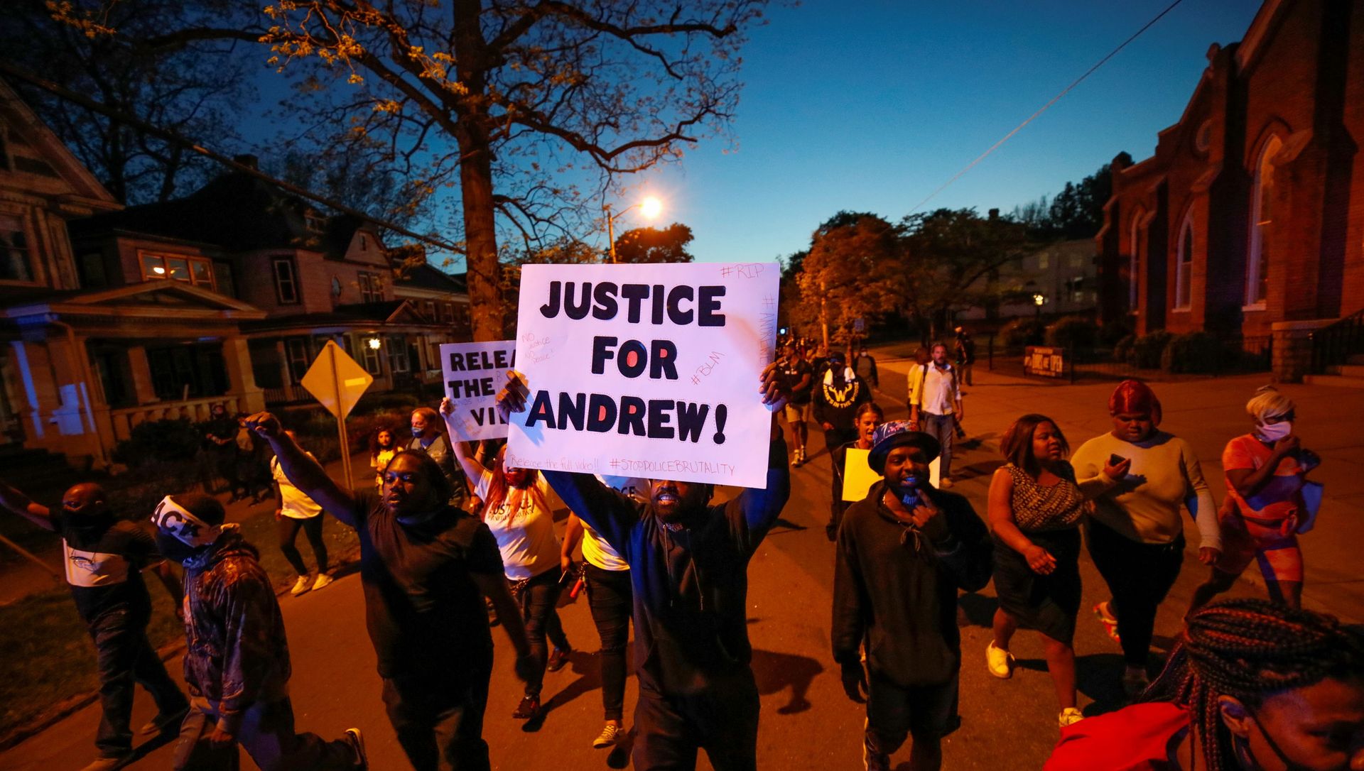 Protesters march in the evening after family members were shown body camera footage of a deputy sheriff shooting and killing Black suspect Andrew Brown Jr. last week, in Elizabeth City, North Carolina, U.S. April 26, 2021. Picture taken April 26, 2021. REUTERS/Jonathan Drake Protesters march in the evening after family members were shown body camera footage of a deputy sheriff shooting and killing Black suspect Andrew Brown Jr. last week, in Elizabeth City, North Carolina, U.S. April 26, 2021. Picture taken April 26, 2021. REUTERS/Jonathan Drake - Sputnik International, 1920, 18.05.2021