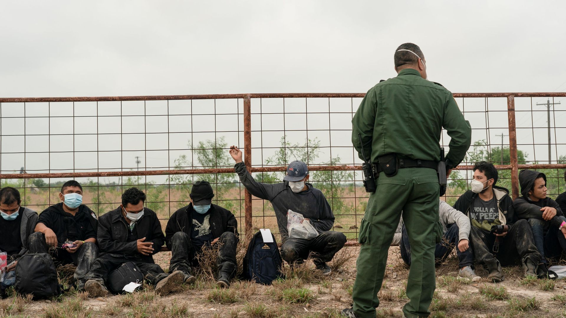 Central American migrants wait to be transported by the U.S. Border Patrol after crossing the Rio Grande river into the United States from Mexico in La Joya, Texas, U.S. April 27, 2021. Central American migrants wait to be transported by the U.S. Border Patrol after crossing the Rio Grande river into the United States from Mexico in La Joya, Texas, U.S. April 27, 2021. - Sputnik International, 1920, 10.06.2021